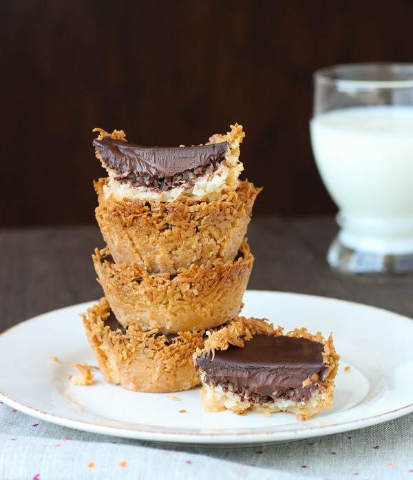 Vegan Dark Chocolate Coconut Pies- all you need is 5 ingredients to make these decadent mini chocolate pies! (gluten-free + grain-free)