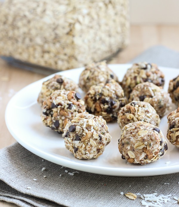 No-Bake Almond Joy Energy Bites- a super quick and easy snack bursting with chocolate and coconut flavor! (vegan and gluten-free)