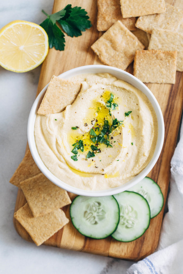 Lemon Garlic Hummus- Made with just 6 ingredients, this vegan friendly hummus is bursting with bright lemon and savory garlic flavor. Perfect as an appetizer or a spread for sandwiches!