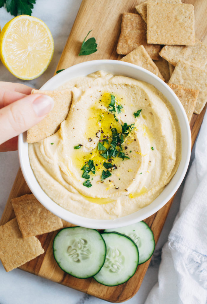 Lemon Garlic Hummus- Made with just 6 ingredients, this vegan friendly hummus is bursting with bright lemon and savory garlic flavor. Perfect as an appetizer or a spread for sandwiches!
