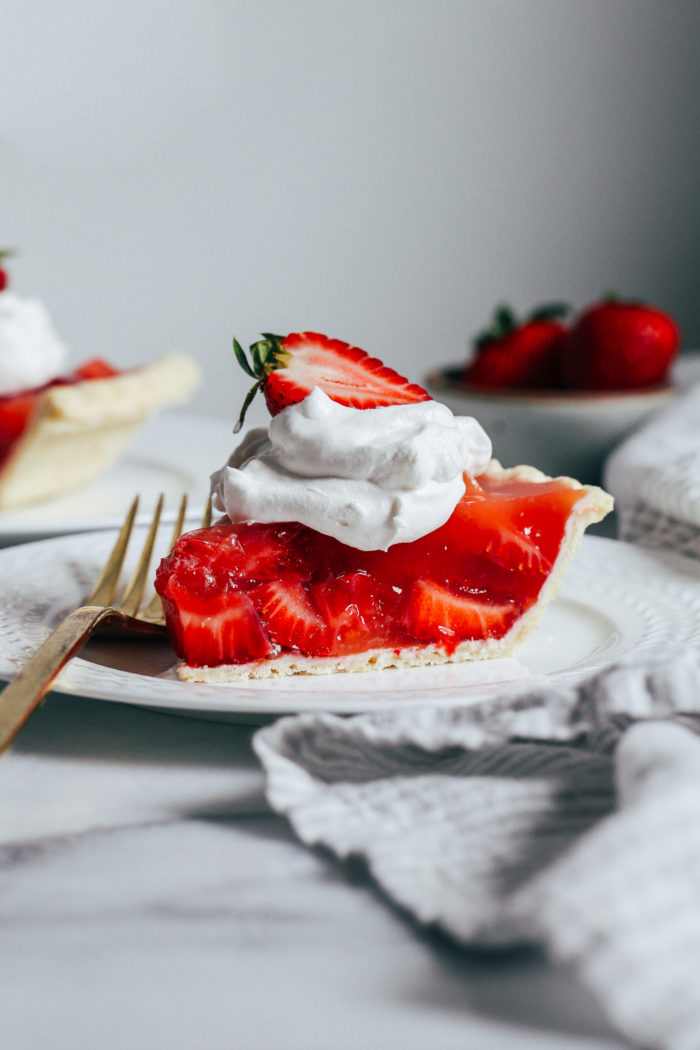 Easy Strawberry Pie- made with just 6 ingredients, this strawberry pie is the perfect light and refreshing treat for summertime! (vegan with gluten-free option)