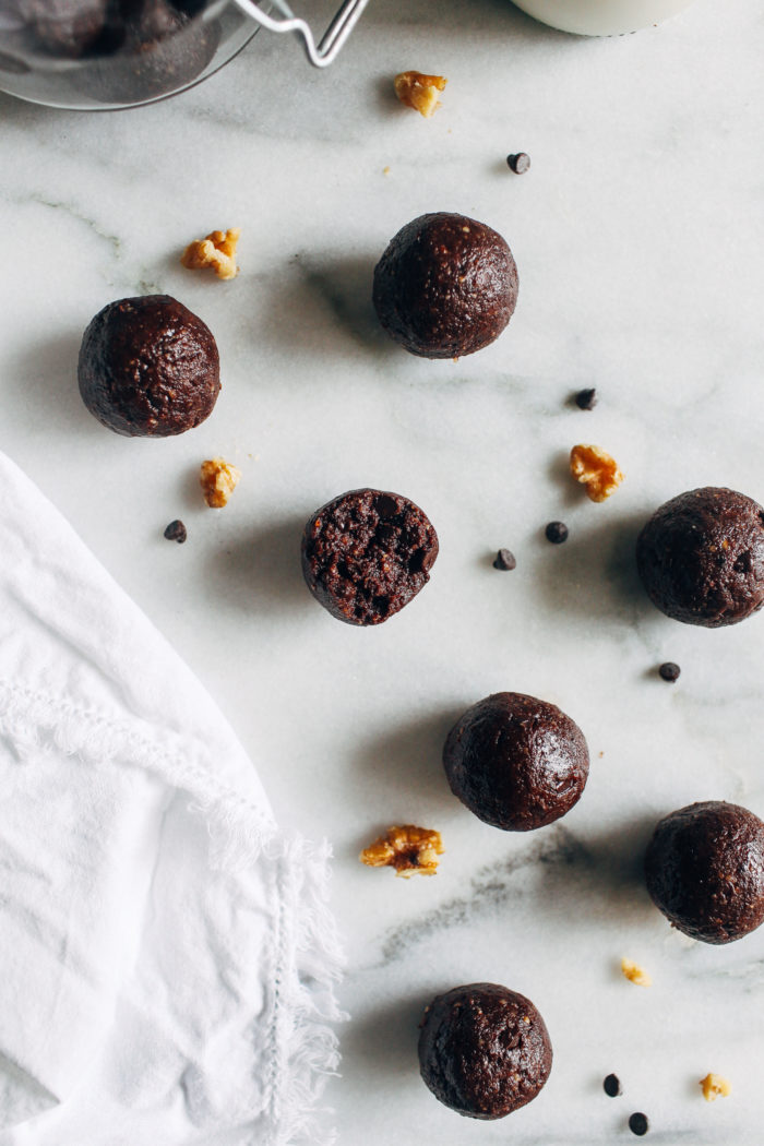 Healthy No-Bake Brownie Bites- made with just 7 ingredients, these fudgy bites are the perfect healthy treat! (vegan, gluten-free, grain-free)