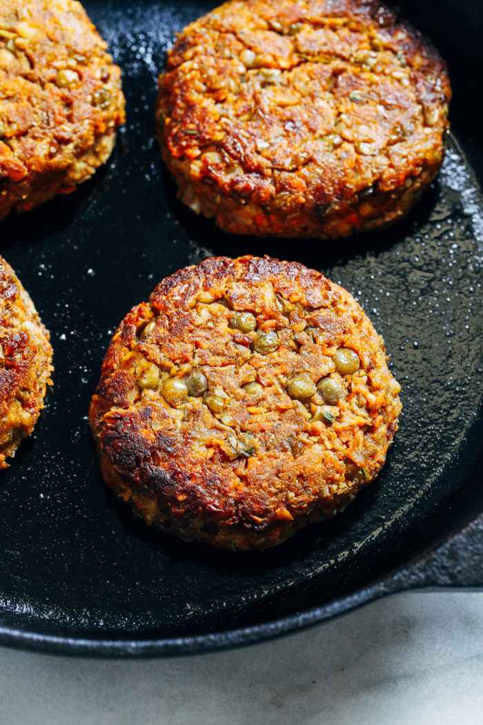 Classic Lentil Burgers- made with wholesome ingredients, these veggie burgers have a classic flavor that pairs well with any toppings. Each burger packs 25% of the RDI for iron and 12 grams of protein! (vegetarian with vegan and gluten-free option) #plantbased