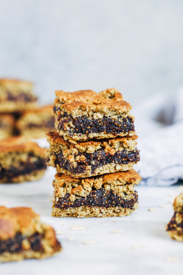 Oatmeal Fig Bars- made with whole grain oatmeal and natural sweeteners, these fig bars make for a healthy treat that everyone will love!