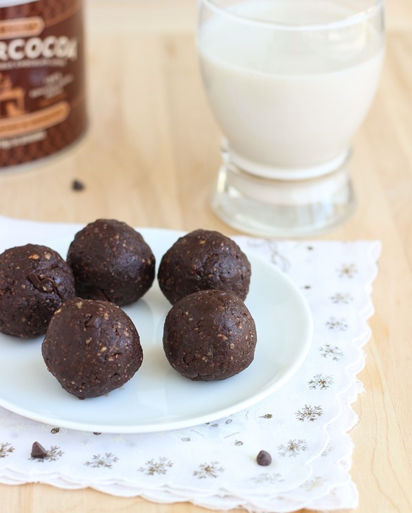 Healthy No-Bake Brownie Bites- fudgy and sinfully rich! #cleaneating 