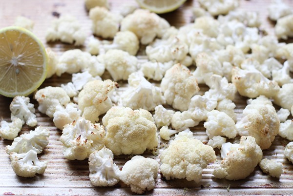 Garlic Lemon Roasted Cauliflower- only 5 minutes to prepare, this is the perfect easy side item to go with dinner! | www.makingthymeforhealth.com #lowcarb #cleaneating