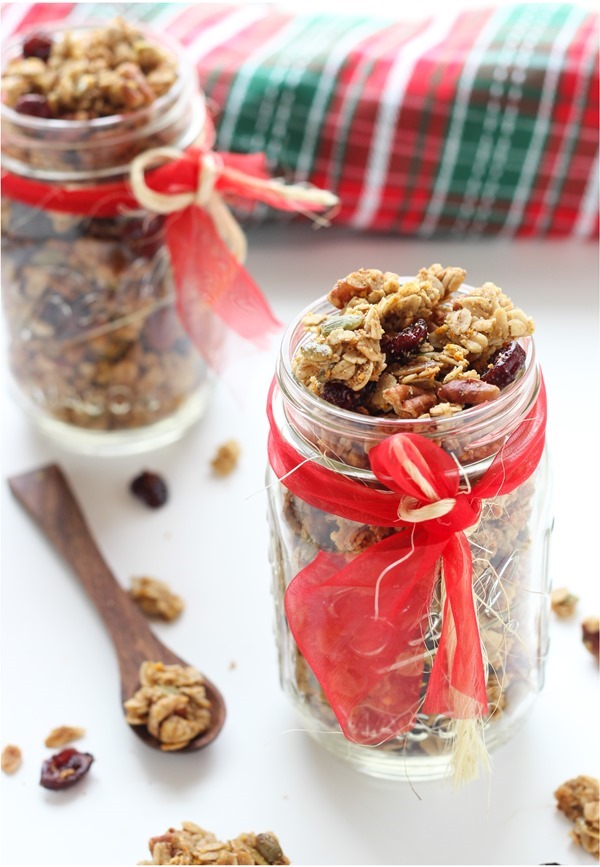 Irresistible gluten-free granola flavored with dried orange peel, cinnamon and ginger. Great to give as an edible gift or to keep all to yourself!! | #vegan #ediblegifts
