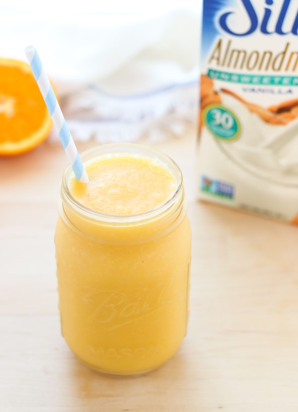 Fresh Orange Creamsicle Smoothie- a plant-powered smoothie packed with calcium and vitamin c! #vegan #nodairy @lovemysilk