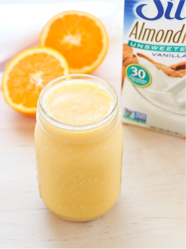Fresh Orange Creamsicle Smoothie- a plant-powered smoothie packed with calcium and vitamin c! #vegan #nodairy #cleaneating @lovemysilk