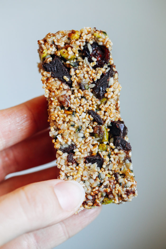 Puffed Amaranth, Pistachio and Dark Chocolate Granola Bars- sweet, salty and nutritious, these granola bars are sure to become your new favorite snack!  #plantbased #glutenfree #grainfree