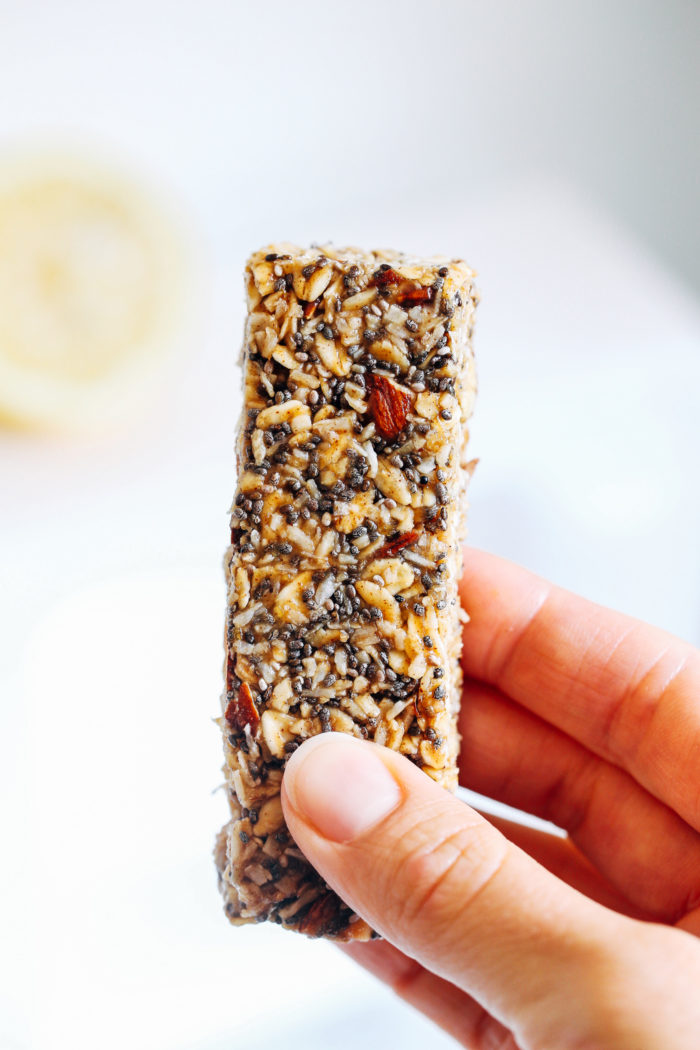 Chewy Honey Lemon Chia Granola Bars- made with rolled oats and crunchy almonds, these chewy granola bars are packed full of healthy fats and fiber! 
