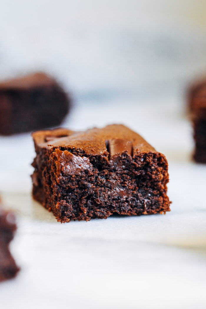 Dark Chocolate Almond Butter Brownies- dangerously easy to make, these flourless brownies have an irresistible rich and fugdy texture! Gluten-free with vegan option. 