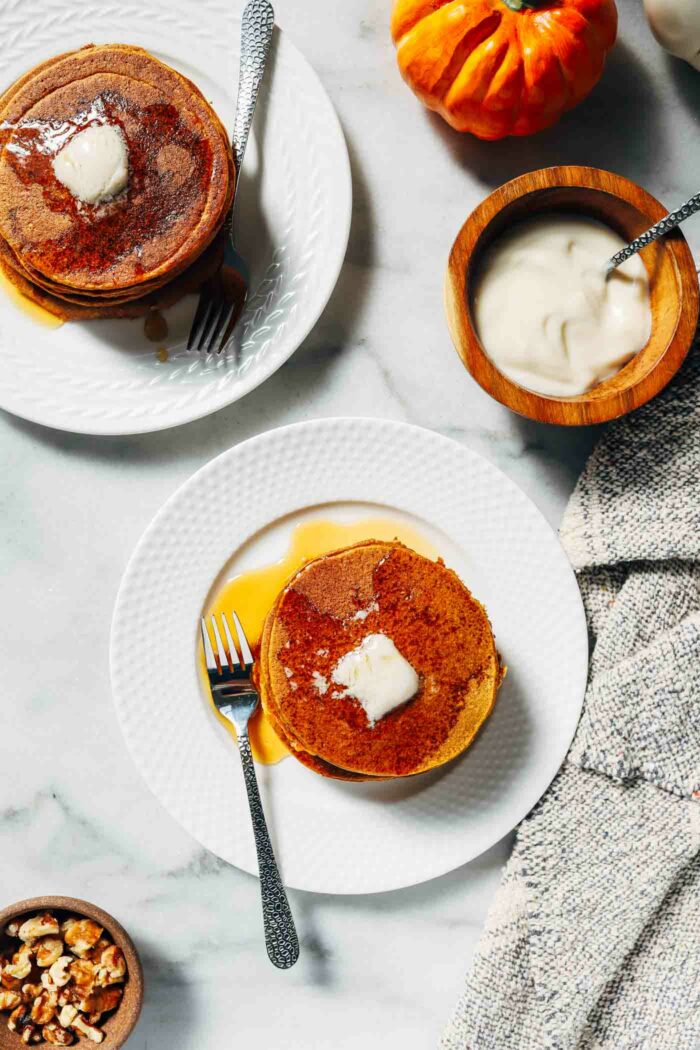 These Heathy Oatmeal Pumpkin Pancakes make the perfect fall breakfast. Easy to make + they are gluten-free, dairy-free, refined sugar-free and oil-free!