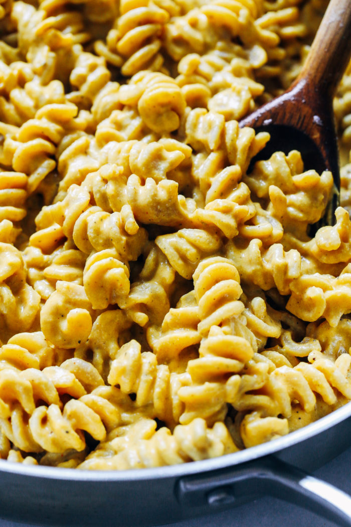 The Best Pumpkin Macaroni and 'Cheese'- a super comforting meal that's perfect for fall. It’s dairy-free and vegan, and it can easily be served with your favorite gluten-free pasta! #plantbased #vegan #comfortfood #easymeals