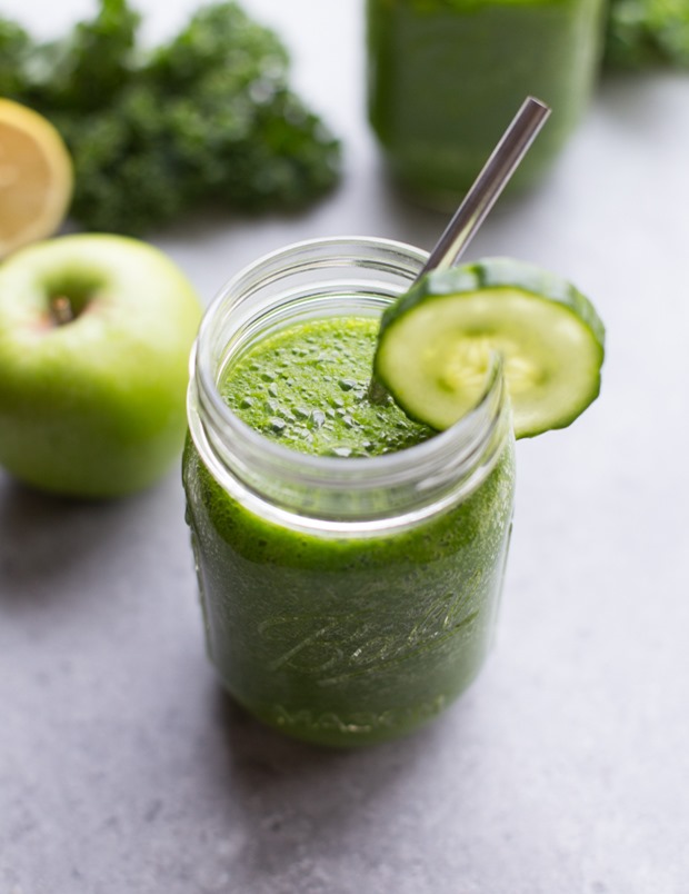 Detoxifying Green Apple Smoothie- packed full of nutrients that will make you glow from the inside out! #detox #plantbased