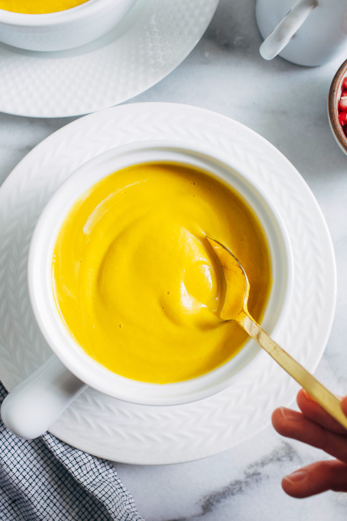 Roasted Acorn Squash and Apple Soup- blended with ground turmeric, ginger, and coconut milk, this healthy soup makes for the ultimate cozy and comforting meal! (vegan and gluten-free)
