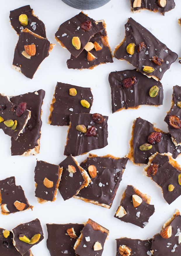 Matzo Bark- light and crispy matzo topped with salted date caramel and a thin layer of dark chocolate. So delicious and super easy to make! (vegan + gluten-free) #hanukkah