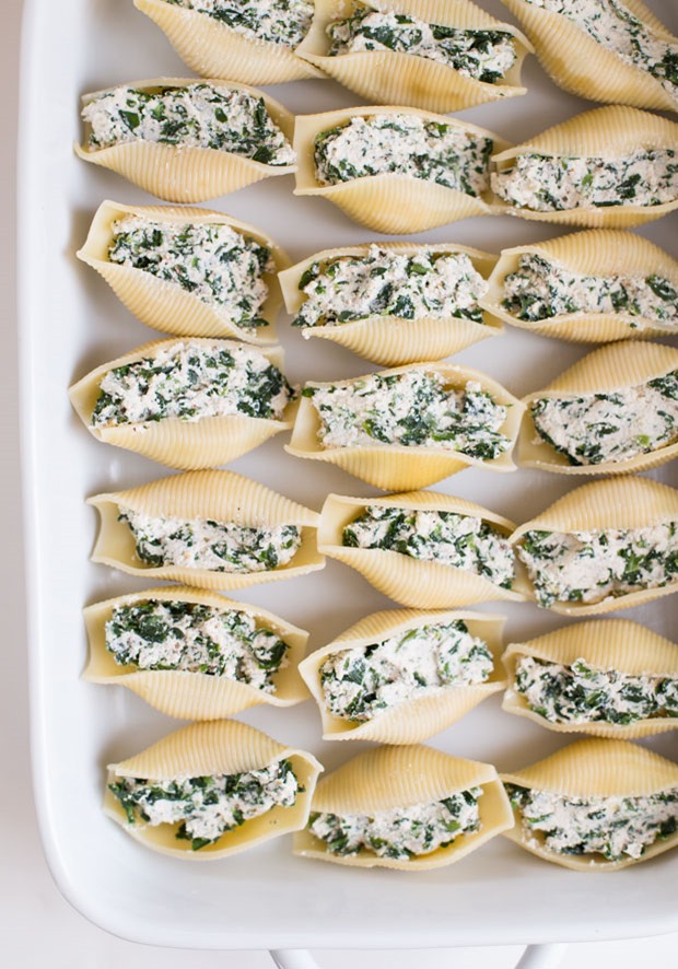 Cashew 'Ricotta' and Spinach Stuffed Shells- a delicious plant-based meal that everyone will love! Can be prepped a day in advance to help save time! (vegan)