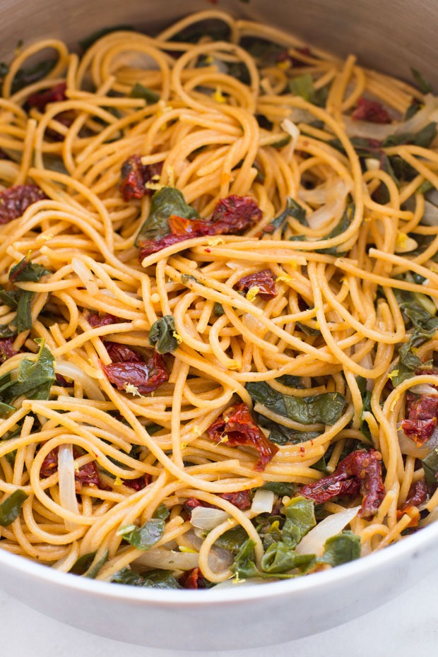 One Pot Lemon Pasta with Greens and Sundried Tomatoes- a quick and healthy meal that everyone will love! 