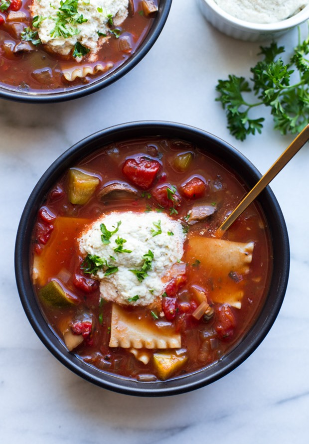 Slow Cooker Lasagna Soup- all of the delicious flavor of lasagna wrapped up in a healthy veggie-packed soup that's super easy to make! (vegan)