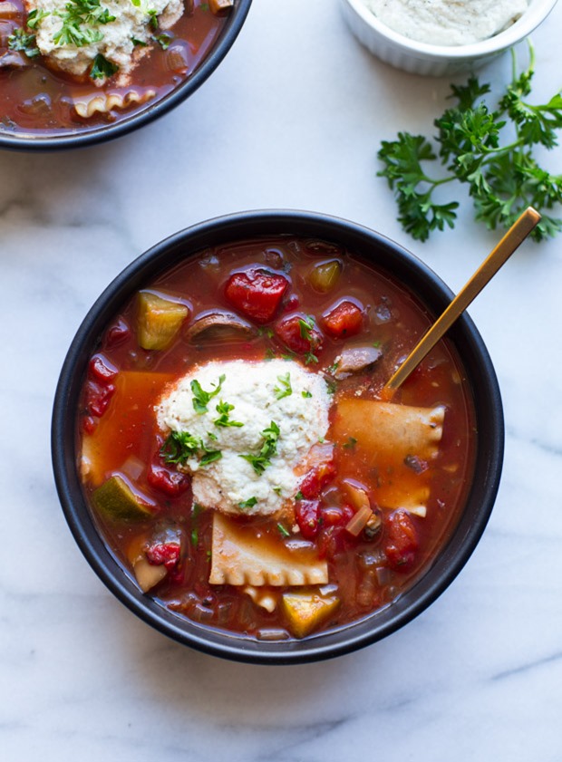 Slow Cooker Lasagna Soup- all of the delicious flavor of lasagna wrapped up in a healthy veggie-packed soup that's super easy to make! (vegan)