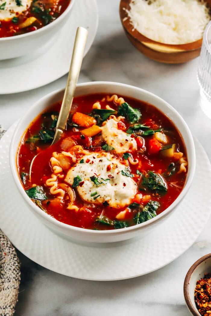 Vegetable Lasagna Soup- all of the deliciousness of a vegetable lasagna wrapped up in a warming and nourishing soup that's super easy to make. Each serving packs over 30 grams of protein! 