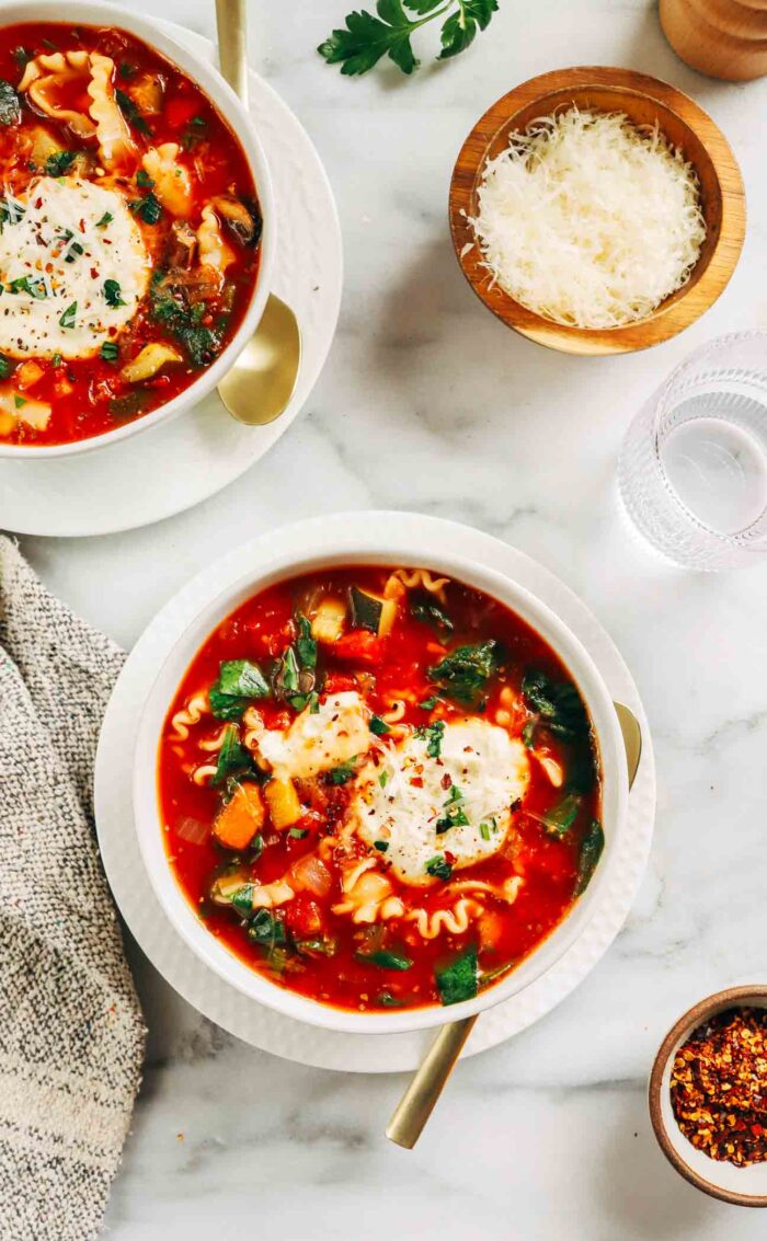 Vegetable Lasagna Soup- all of the deliciousness of a vegetable lasagna wrapped up in a warming and nourishing soup that's super easy to make. Each serving packs over 30 grams of protein! 