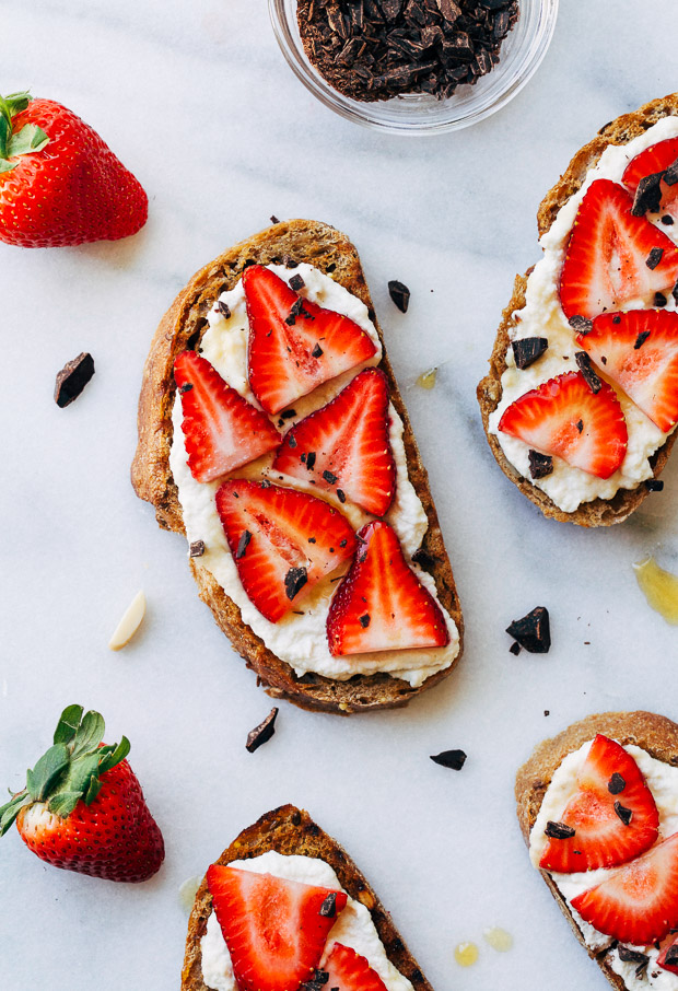 Strawberry Almond Ricotta Toast- made with dairy-free almond ricotta. Perfect for breakfast, brunching and dessert! (vegan)