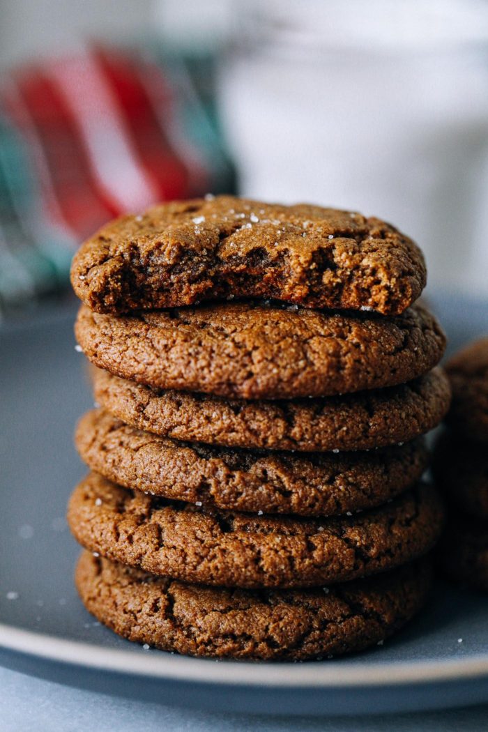 Chewy Ginger Molasses Cookies- soft and chewy molasses cookies spiced with hints of ground cinnamon and ginger. So perfect that no one will tell that they're vegan, gluten-free and refined sugar-free! 