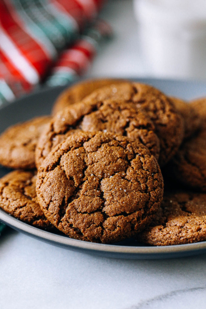 Chewy Ginger Molasses Cookies- soft and chewy molasses cookies spiced with hints of ground cinnamon and ginger. So perfect that no one will tell that they're vegan, gluten-free and refined sugar-free! 
