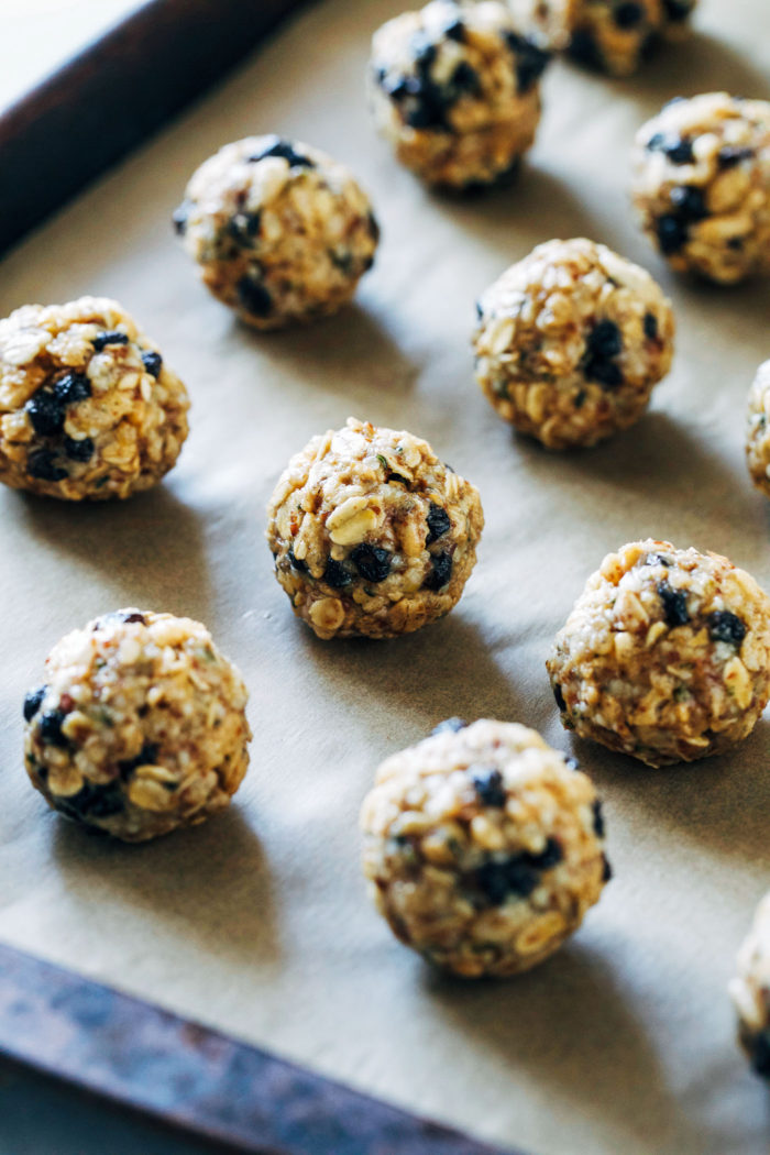 No-Bake Blueberry Muffin Energy Bites- less than 10 ingredients + 10 minutes for a healthy and energizing snack that's refined sugar-free!