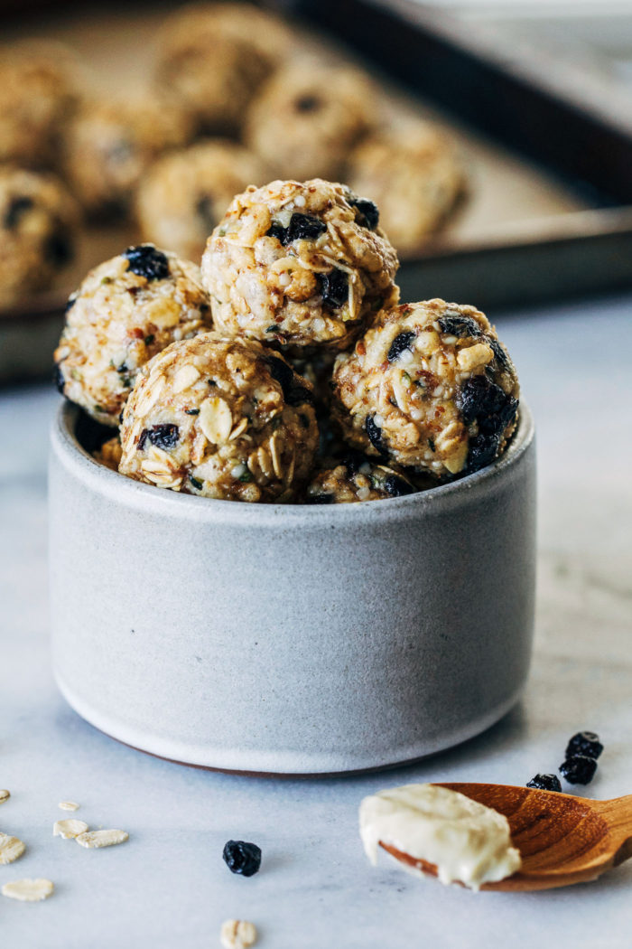 No-Bake Blueberry Muffin Energy Bites- less than 10 ingredients + 10 minutes for a healthy and energizing snack that's refined sugar-free!