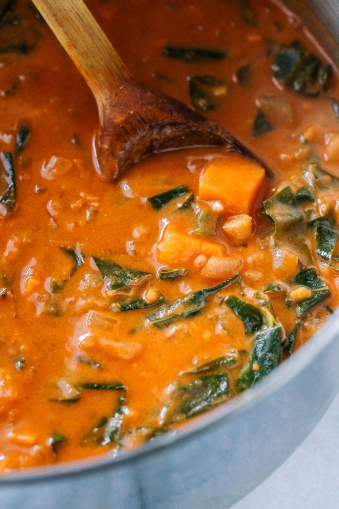 One-Pot African Peanut Stew- a warm and comforting meal that's super easy to make. Vegan and gluten-free with oil-free option! 