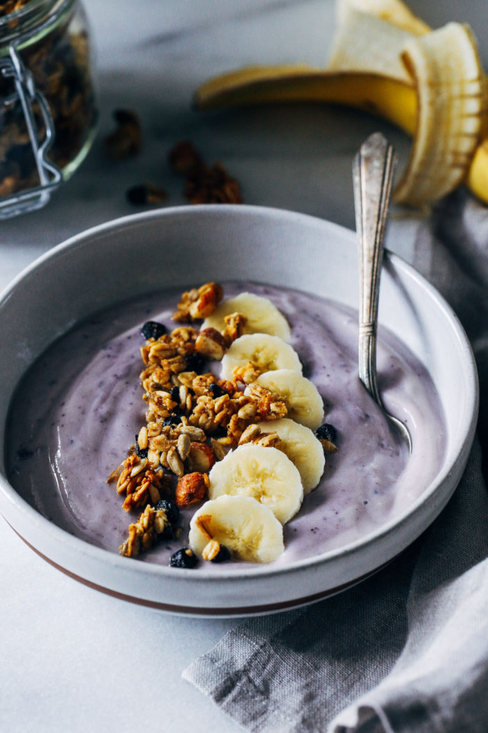 Chunky Blueberry Banana Granola- a naturally sweetened granola bursting with flavor from mashed banana, dried blueberries and almond butter. So chunky you would never guess it's made without oil! (vegan + gluten-free)