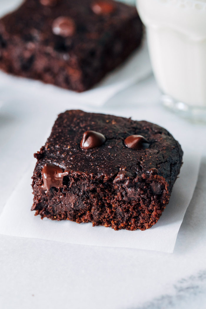 Vegan Avocado Brownies- avocado replaces oil for a fudgy brownie that's packed full of healthy fats. Refined sugar-free + less than 10 ingredients to make! 
