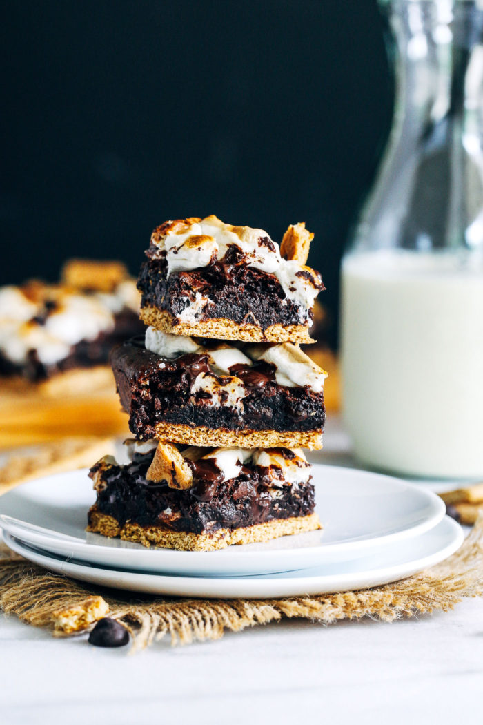 Vegan S'mores Brownies- crisp graham crackers layered with fudgy flourless brownies, gooey marshmallows and melted chocolate chips. A festive summer dessert that everyone will love!