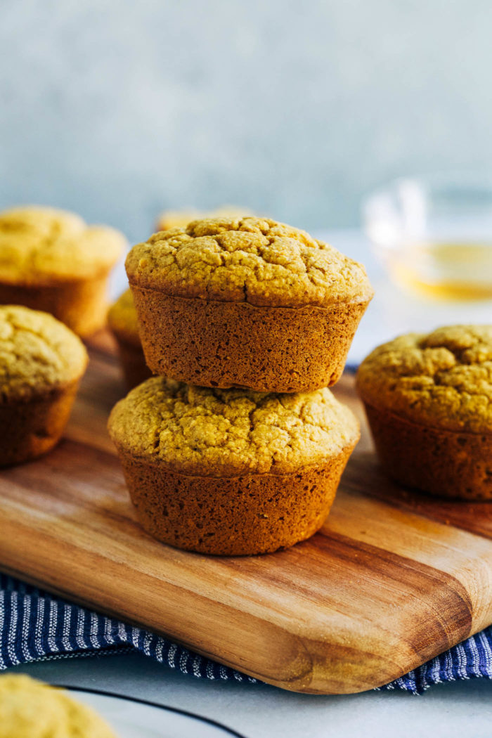 Vegan Pumpkin Cornbread Muffins- made with rolled oats and cornmeal, these muffins are naturally gluten-free and refined sugar-free with an oil-free option too! 