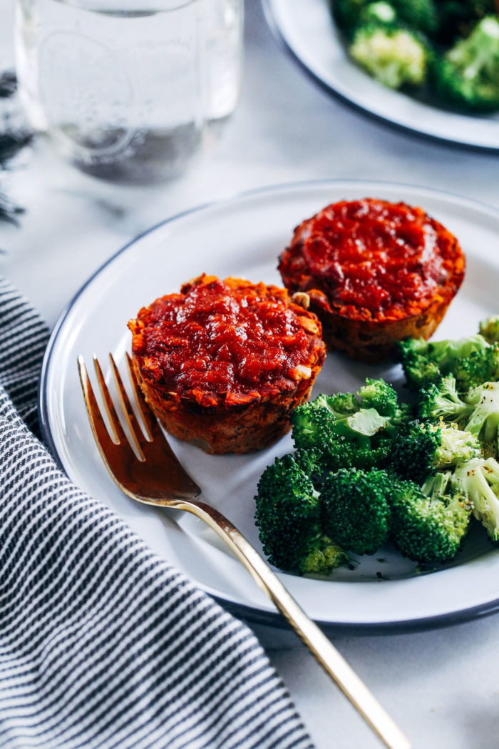 Vegan Italian Meatloaf Cups- made with marinara and Italian herbs, these little cups are packed full of plant protein and are super easy to make! (vegan + gluten-free)