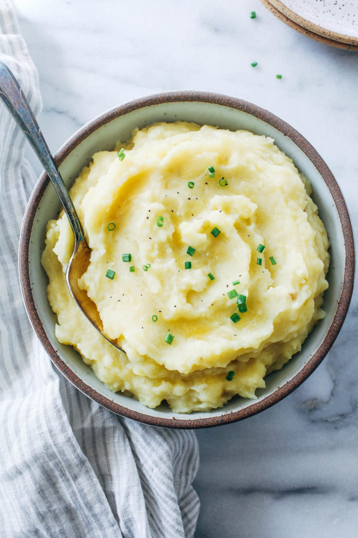 Easy Vegan Mashed Potatoes- all you need is 5 ingredients to make these perfectly creamy, dairy-free mashed potatoes! (gluten-free)