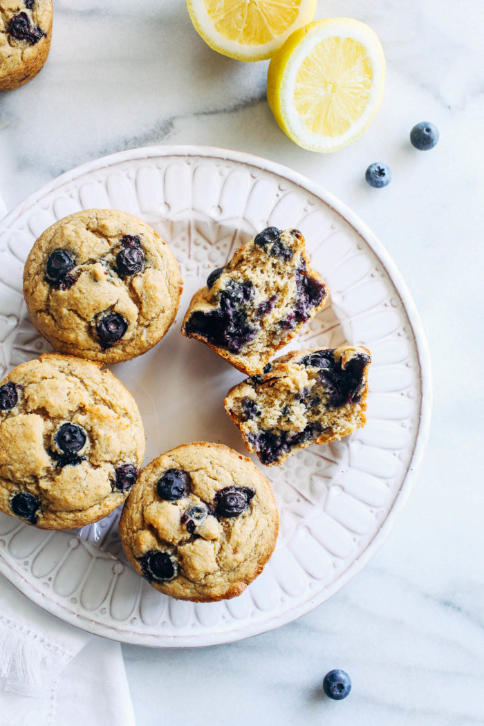Vegan and Gluten-free Blueberry Muffins- made with whole grain oat flour and almond flour, you'd never guess these muffins are naturally sweetened and and oil-free! #plantbased