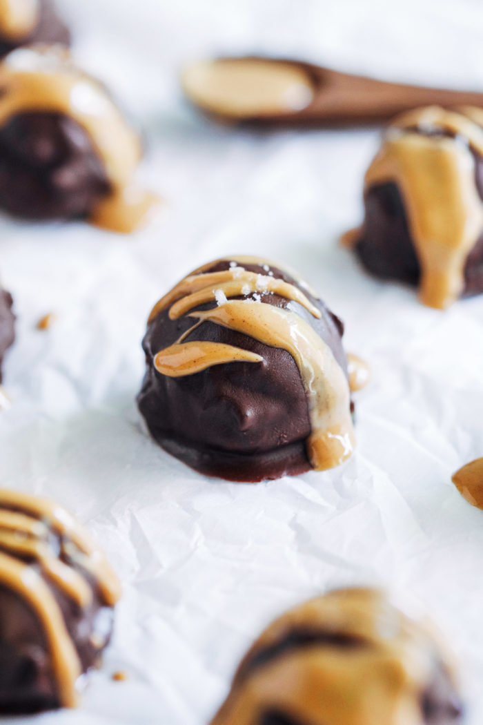 5-Ingredient Dark Chocolate Peanut Butter Truffles- you won't believe how easy it is to make homemade truffles! This chocolate peanut butter version is rich, decadent and dairy-free too! #vegan #dairyfree #plantbased