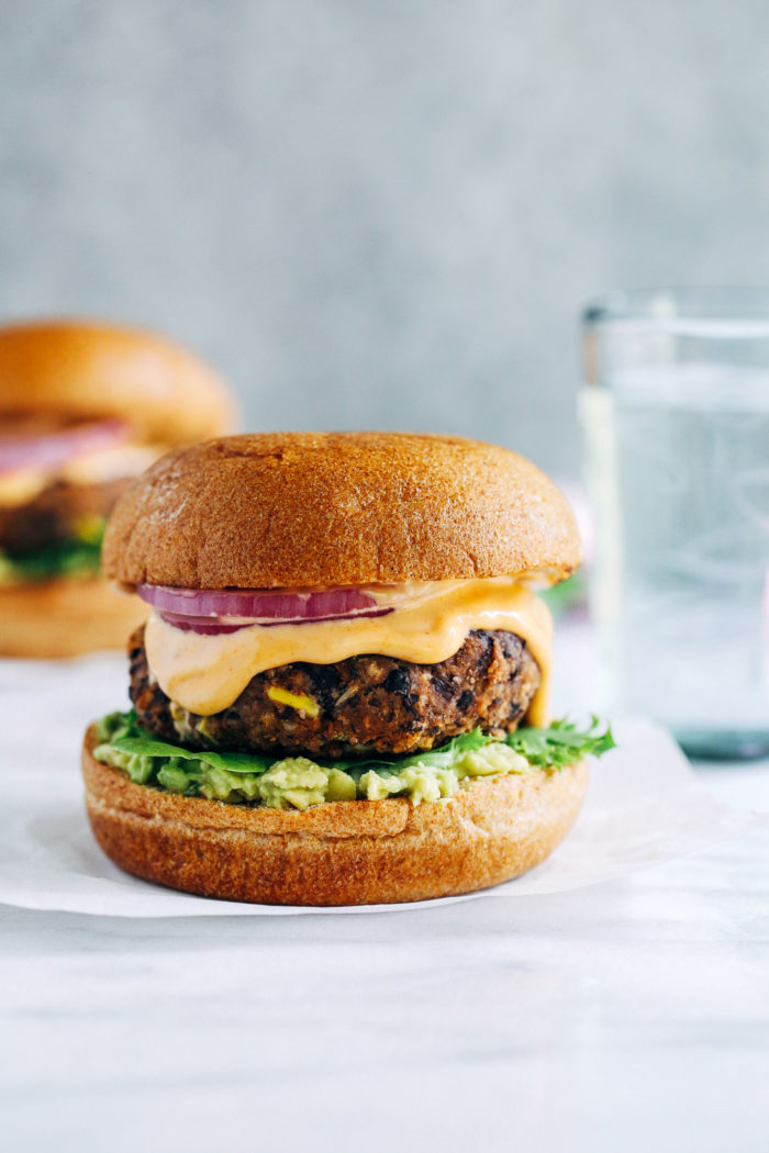 Easy Black Bean Burgers- all you need is 10 ingredients to make these simple black bean burgers. Perfect for grilling all summer long! (vegan + gluten-free)