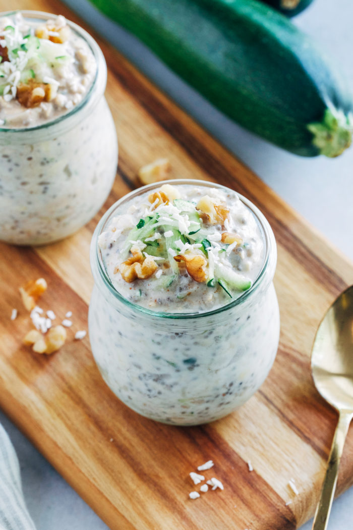 Zucchini Bread Overnight Oats- all you need is 5 minutes to prepare these healthy overnight oats that taste like zucchini bread! (vegan + gluten-free) #plantbased