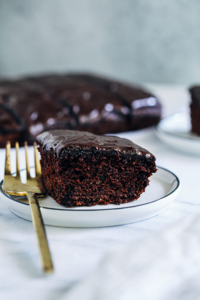 Vegan Chocolate Zucchini Snack Cake- naturally sweetened and whole grain, all you need is 1 bowl to make this nutritious whole grain zucchini cake! (oil-free option) #vegan #plantbased #healthybaking #wholegrain #wfpb