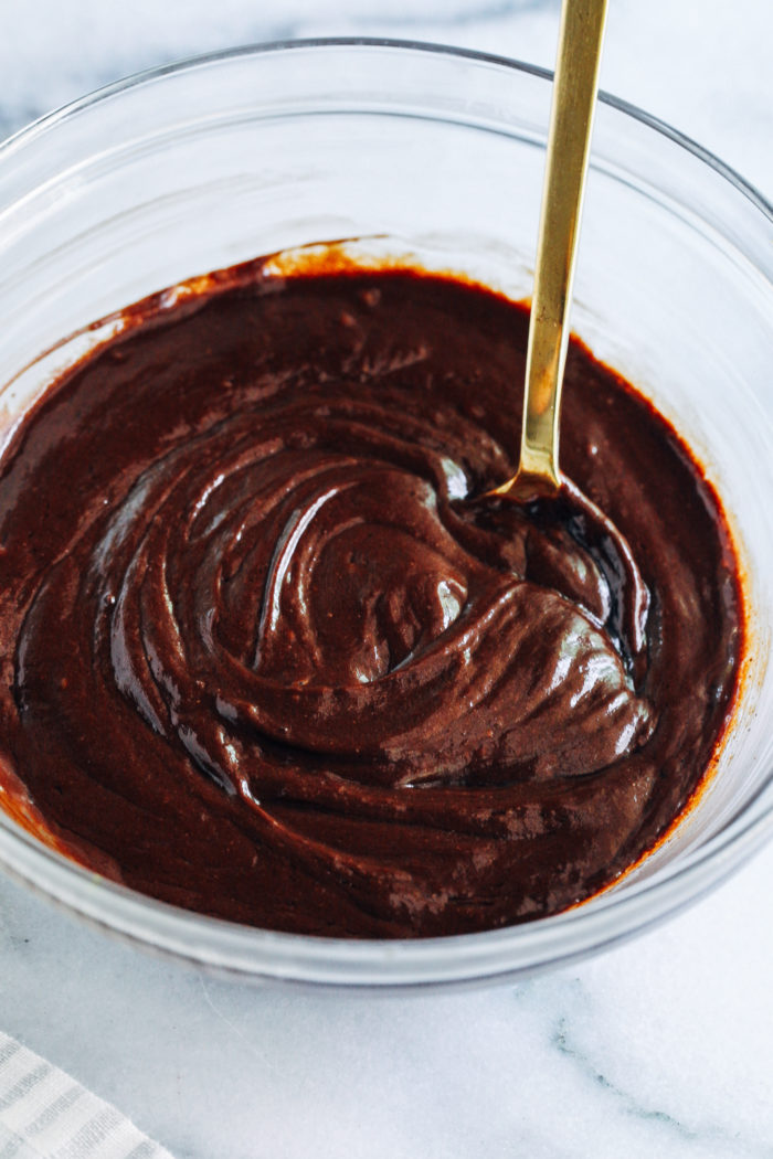 The Best Vegan Chocolate Frosting- all you need is 1 bowl + 4 simple ingredients to make this decadent and addicting chocolate frosting! #vegan #refinedsugarfree #healthyfrosting #chocolate #easyrecipes #plantbased #vegan #oilfree