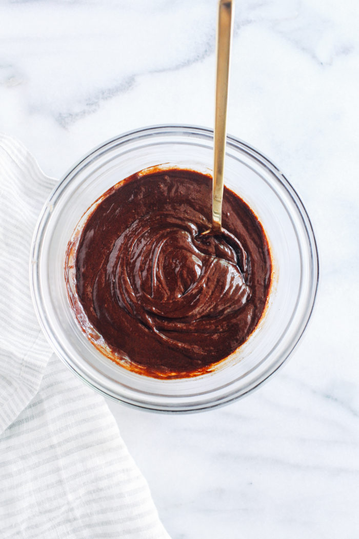 The Best Vegan Chocolate Frosting- all you need is 1 bowl + 4 simple ingredients to make this decadent and addicting chocolate frosting! #vegan #refinedsugarfree #healthyfrosting #chocolate #easyrecipes #plantbased #vegan #oilfree