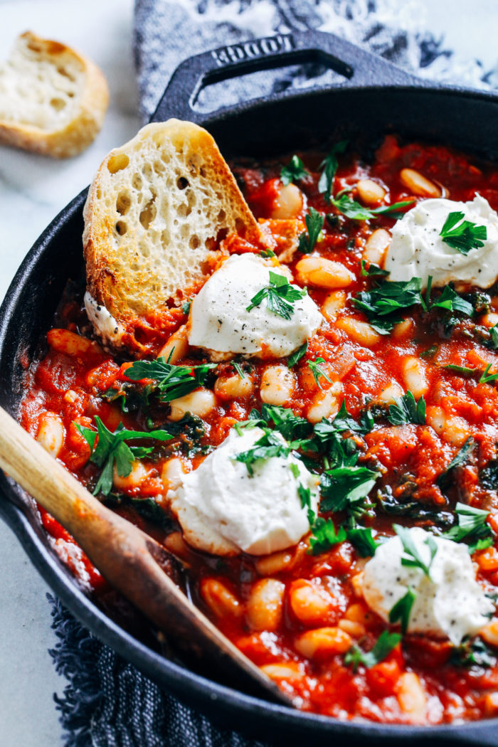One-Pot Vegan White Bean Shakshuka- perfect for an easy weeknight meal, this vegan shakshuka only takes 30 minutes to make and is bursting with nutrients and flavor! #vegan #plantbased #easydinner #weeknightmeal #healthyrecipes #wfpb