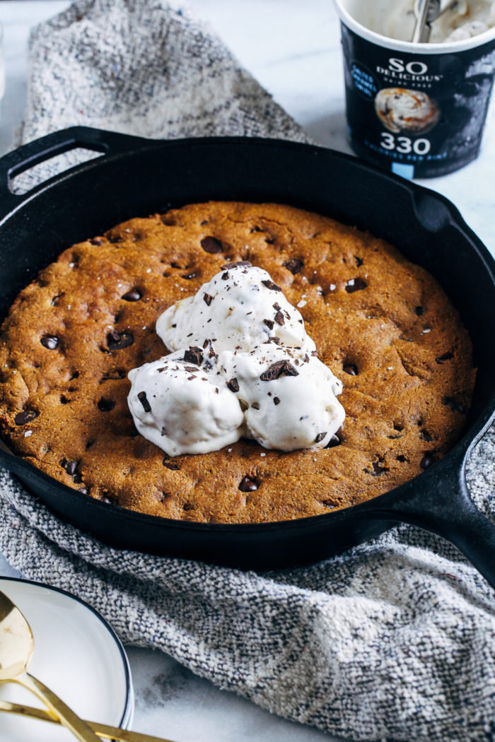 Vegan Pumpkin Cookie Skillet- moist and packed full of fall-inspired flavor, no one would guess this pumpkin cookie skillet is vegan and gluten-free! #plantbased #vegan #glutenfree #pumpkinrecipes #fallrecipes #healthydesserts 