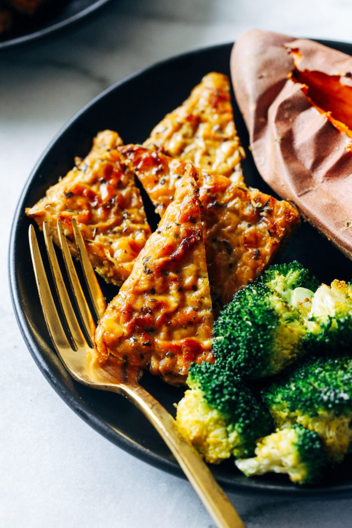 Garlic Herb Baked Tempeh- all you need is 6 ingredients to make this healthy and flavorful vegan main dish. (gluten-free with soy-free option)