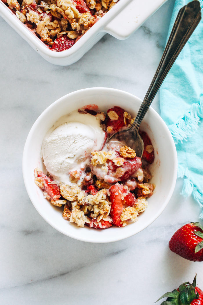 Strawberry Crisp- simple to make and bursting with flavor, this crisp is perfect to serve for spring and summer gatherings. (gluten-free, plant-based)